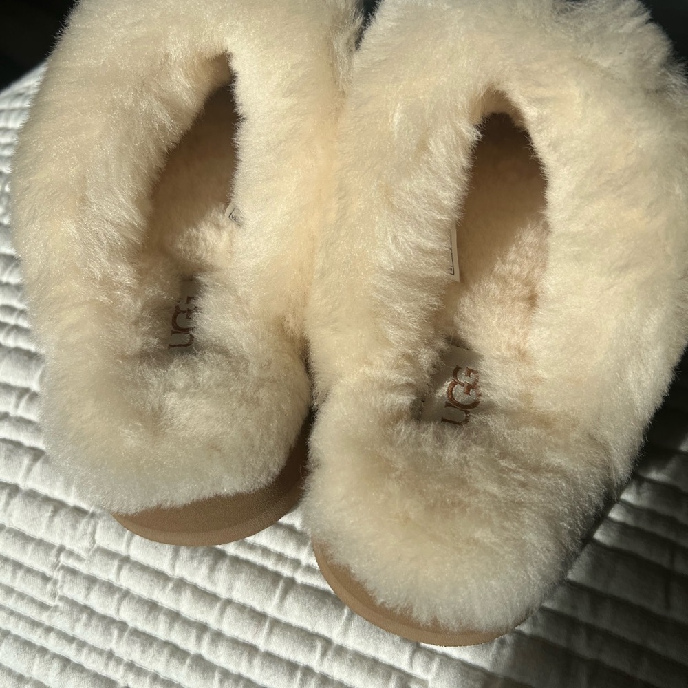 UGG Tan Slippers with Plush Cream Lining - Picture 8 of 8